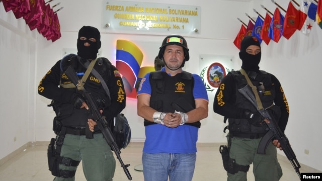 Daniel "El Loco" Barrera es visto poco después de su captura en San Cristóbal, Venezuela, cerca de la frontera con Colombia.