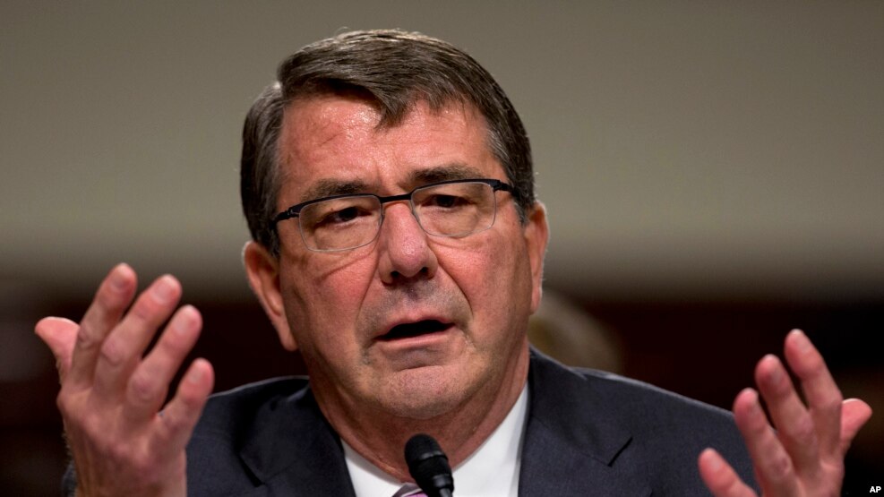 "Los estadounidenses que quieren servir y pueden cumplir con nuestros estándares deberían tener la oportunidad de competir para hacerlo", indicó Carter en el Pentágono.