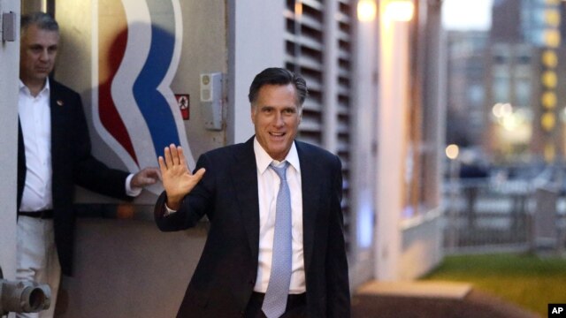 El candidato republicano Mitt Romney sale de su cuartel de campaña en Boston, el domingo 30 de septiembre.