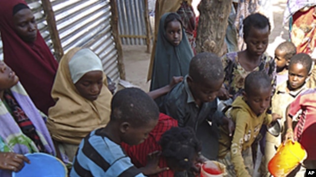 Children from southern Somalia get cooked food at a local NGO's compound in Mogadishu, Somalia, September14, 2011. (File)