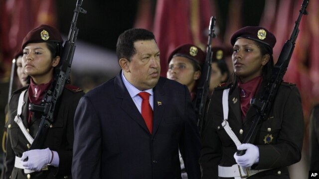 El presidente de Venezuela, Hugo Chávez, durante la ceremonia del aniversario 75 de la Guardia Nacional Bolivariana.