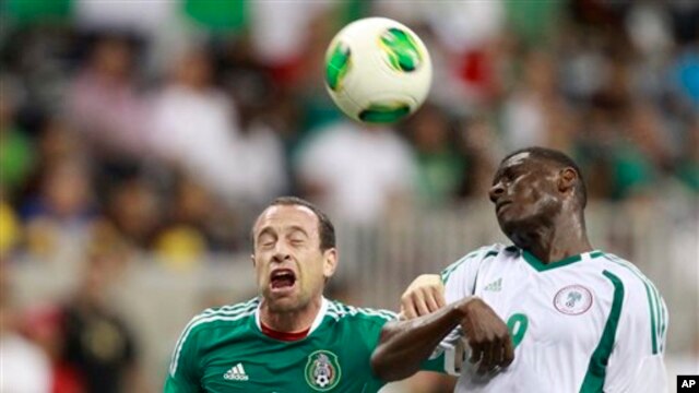 Tiền vệ Mexico Gerardo Torrado (6​​) đánh đầu trong một pha giành bóng với Joseph Akpala của đội Nigeria (9). Một cuộc nghiên cứu mới đây cho thấy đánh đầu có thể làm tổn thương não.