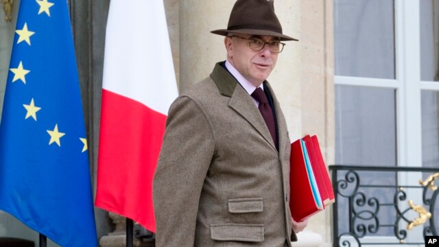 Bộ trưởng Nội vụ Pháp Bernard Cazeneuve rời khỏi cuộc họp nội các hàng tuần tại điện Elysee ở Paris, ngày 02/12/2015.