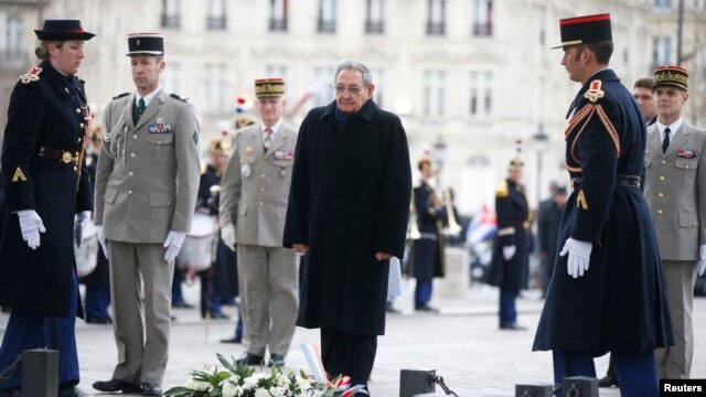 Chủ tịch Cuba Raul Castro tham dự buổi lễ tại Mộ Chiến sĩ Vô danh tại Khải Hoàn Môn ở Paris, ngày 1/2/2016.