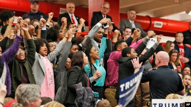 Un grupo de afroamericanos también interrumpieron el mitin de Donald Trump mientras agarrados de las manos coreaban "la vida de los negros importa" en señal de protesta contra el magnate.