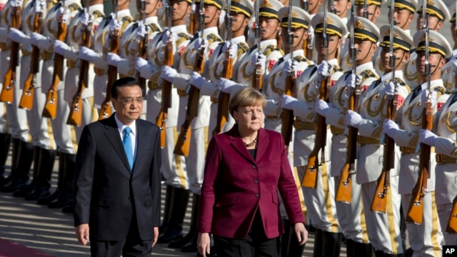 Thủ tướng Trung Quốc Lý Khắc Cường và Thủ tướng Đức Angela Merkel trong buổi lễ chào đón bên ngoài Đại Sảnh đường Nhân dân ở Bắc Kinh, thứ Năm 29/10/2015.
