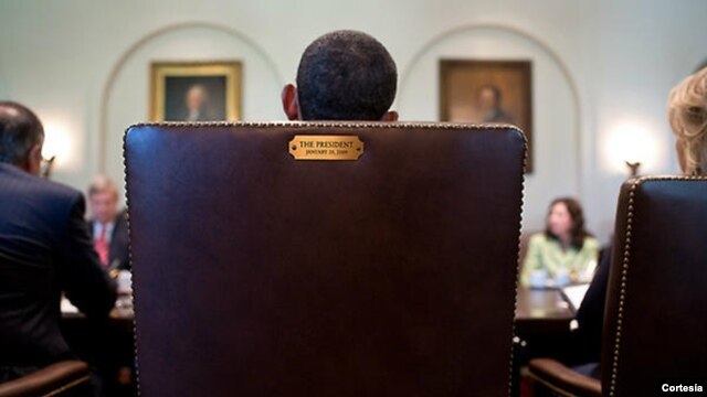 El presidente de EE.UU. tuiteó una foto suya en el sillón presidencial con el mensaje “este puesto está ocupado”, en respuesta a las acusaciones de Clint Eastwood. [Foto vía Twitter @BarackObama]