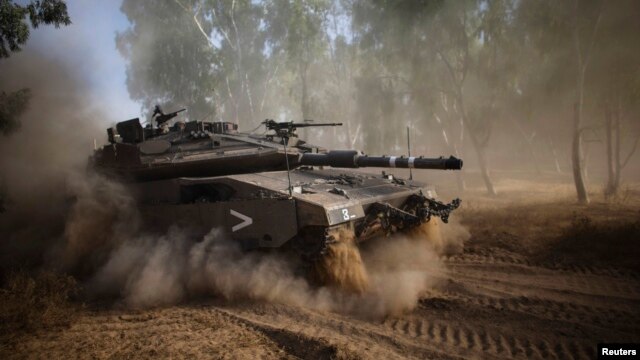 Tank Israel melakukan manuver setelah gencatan senjata lima jam berakhir dekat perbatasan Gaza (17/7).