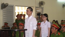 Hai sinh viên Nguyễn Phương Uyên và Đinh Nguyên Kha đứng trước phiên tòa tỉnh Long An, ngày 16/5/2013.