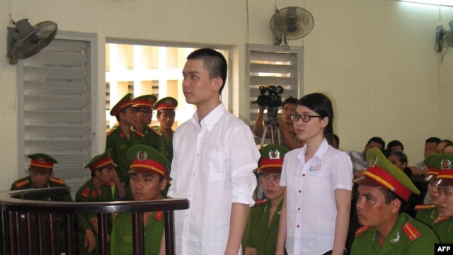 Nguyễn Phương Uyên, 21 tuổi, và Đinh Nguyên Kha, 25 tuổi đứng trước tòa án tỉnh Long An ngày 16/5/2013. Tòa đã tuyên án 6 năm tù đối với Phương Uyên, và 8 năm tù đối với Nguyên Kha.