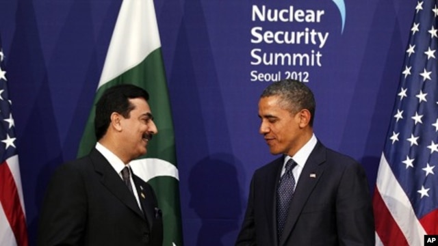 U.S. President Barack Obama (R) shakes hands with Pakistan's Prime Minister Yusuf Raza Gilani during their bilateral meeting on the sidelines of the Nuclear Security Summit in Seoul, March 27, 2012.