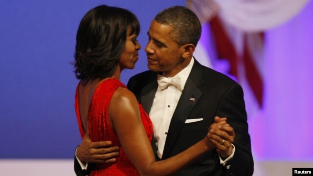 Tổng thống Mỹ Barack Obama khiêu vũ cùng Ðệ nhất phu nhân Michelle Obama tại dạ tiệc ở Washington DC, ngày 21/3/2013. 