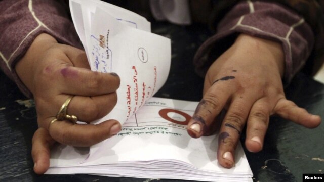 An official counts ballots after polls closed during the final stage of a referendum on Egypt's new constitution in Bani Sweif, about 115 km (71 miles) south of Cairo, December 22, 2012.