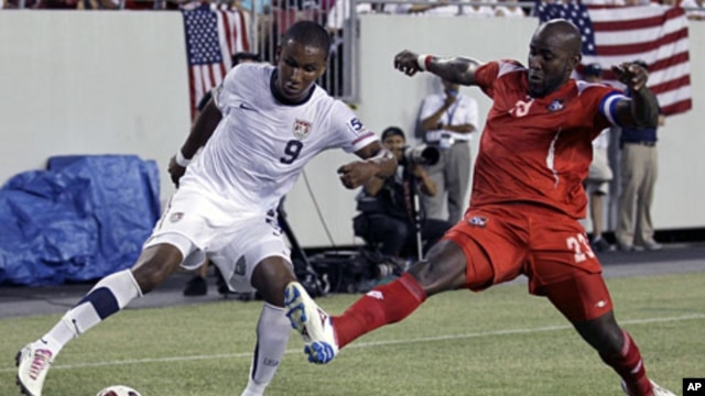United States' Juan Agudelo (L) eludes Panama's Felipe Baloy (R) during the first half of a CONCACAF Gold Cup soccer match on June 11, 2011, in Tampa, Fla