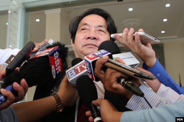 FILE - Cambodia's National Assembly spokesman Leng Peng Long​ talks to reporters after an Assembly session on April 12, 2016. (Neou Vannarin/VOA Khmer)