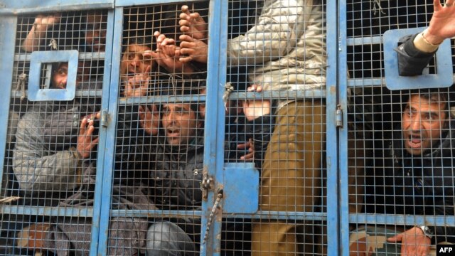 지난 2월 인도 경찰에 체포된 카슈미르 주 정부 직원들이, 스리나가르로 가는 차 안에서 반정부 슬로건을 외치고 있다. 이들은 반정부 시위를 준비한 혐의로 체포됐다. (자료사진)