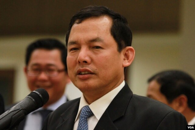 លោក អេង ឆៃអ៊ាង តំណាងរាស្ត្រ​គណបក្ស​សង្គ្រោះជាតិ​ ថ្លែង​ក្រោយ​កិច្ច​ប្រជុំនៅវិមាន​រដ្ឋសភា កាល​ពី​ថ្ងៃ០១ ខែតុលា ឆ្នាំ២០១៥។ (ហ៊ាន សុជាតា/ VOA)