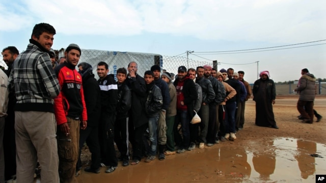 Para pengungsi Suriah di kamp Zaatari, Yordania antri menunggu pembagian kasur, selimut dan keperluan lainnya (28/1). 