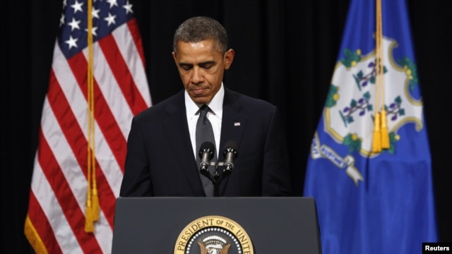 Shugaba Barack Obama yana magana a wajen zaman makoki a Newtown, Connecticut 16 Disamba 2012. 