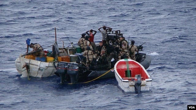 Foto de ilustração de piratas no Golfo da Guiné a serem presos pelas forças de vigilancia (Arquivo)