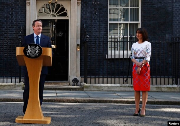 Britain's Prime Minister David Cameron speaks after Britain voted to leave the European Union, as his wife Samantha watches outside Number 10 Downing Street in London, Britain, June 24, 2016.
