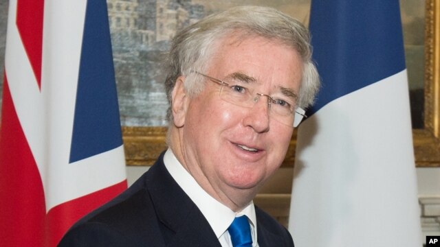 Bộ trưởng Quốc phòng Anh Michael Fallon nói rằng Nga đề ra 'mối nguy thực sự và hiện hữu' cho an ninh của châu Âu