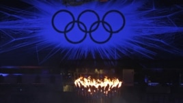 La llama olímpica arde con el fondo de los aros olimpicos durante la ceremonia de clausura de los Juegos Olímpicos de Londres 2012.