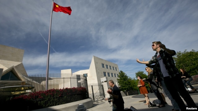 Miembros de la Coalición de Defensa Cristiana participan en una vigilia en las afueras de la embajada de China en Washington, para orar por el disidente chino Chen Guangcheng.