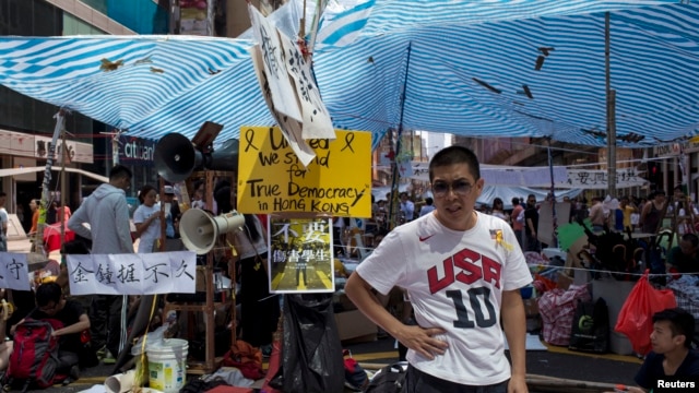 Người biểu tình canh gác trên con đường chính tại khu mua sắm Mong Kok ở Hồng Kông, ngày 6/10/2014.