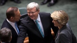 Thủ tướng Australia Kevin Rudd bắt tay các thành viên của phe đối lập tại Quốc hội, ngày 27/6/2013.