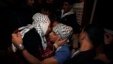 Các tù nhân Palestine vừa được phóng thích ôm hôn thân nhân tại Khan Younis, miền nam Dải Gaza, ngày 31/12/2013.