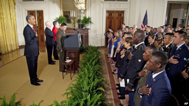 El presidente Barack Obama saluda a un grupo de 25 soldados que fueron naturalizados en una ceremonia realizada este miércoles en la Casa Blanca.