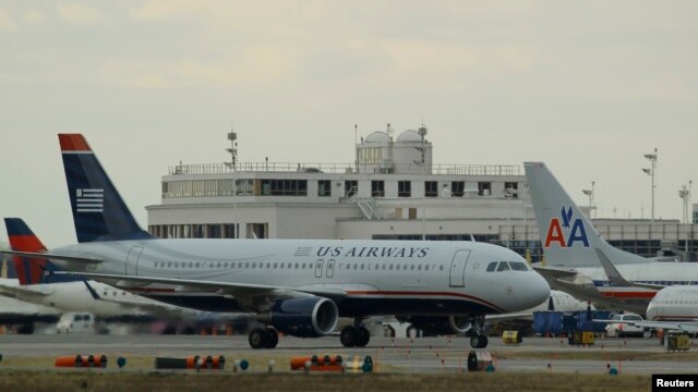 Phi cơ của US Airways và American Airlines trong phi trường Reagan ở thủ đô Washington 