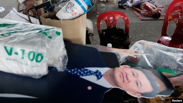 Những người thuộc phe bảo hoàng trong phong trào biểu tình chống chính phủ nhiều lần tố cáo cựu Thủ tướng Thaksin Shinawatra muốn thế chỗ của nhà vua để trở thành người được dân chúng tôn sùng nhiều nhất.