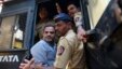 Một trong những người đàn ông bị buộc tội trong vụ đánh bom xe lửa Mumbai năm 2006 được cảnh sát giải từ nhà tù đến một tòa án ở Mumbai, Ấn Độ, ngày 30/9/2015.