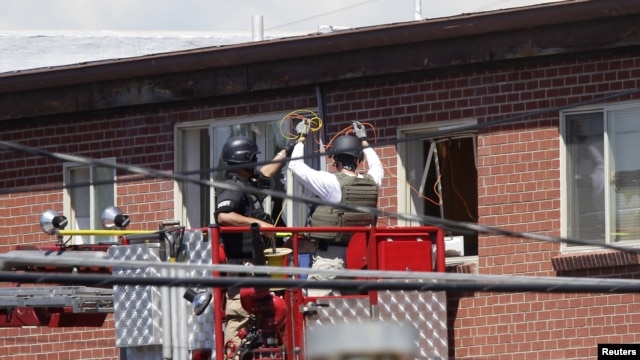 Các chuyên viên chất nổ làm việc bên ngoài căn hộ  của James Holmes ở Aurora, Colorado, 21/7/2012