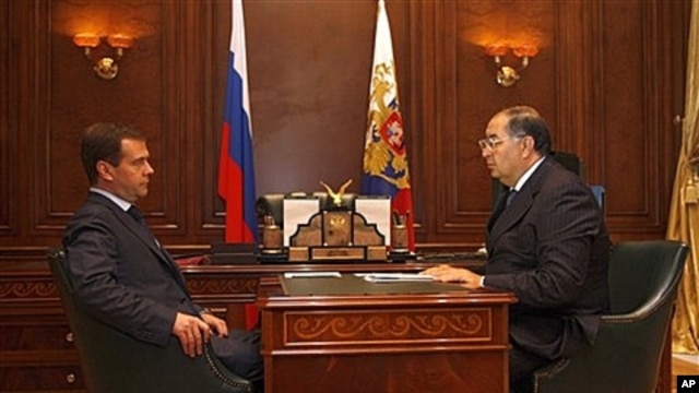 Billionaire publisher Alisher Usmanov, right, with Russian President Dmitry Medvedev, Sept. 2008 (file photo).