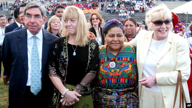 De izquierda a derecha, Oscar Arias, Jody Williams, Rigoberta Menchú y Betty Williams, ganadores de premios Nobel de la Paz.