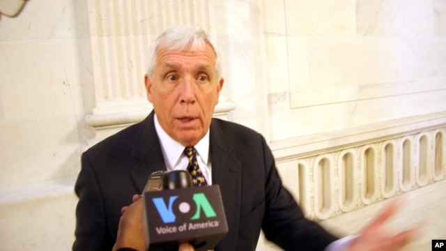 Dân biểu Frank Wolf của đảng Cộng hòa trong một cuộc phỏng vấn với VOA
