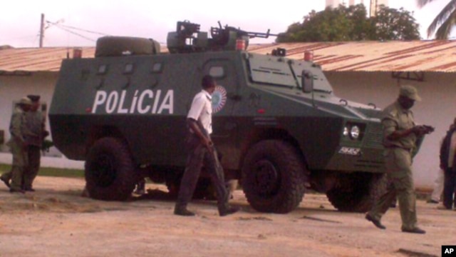 Carro blindado da policia na cidade de Nampula.
