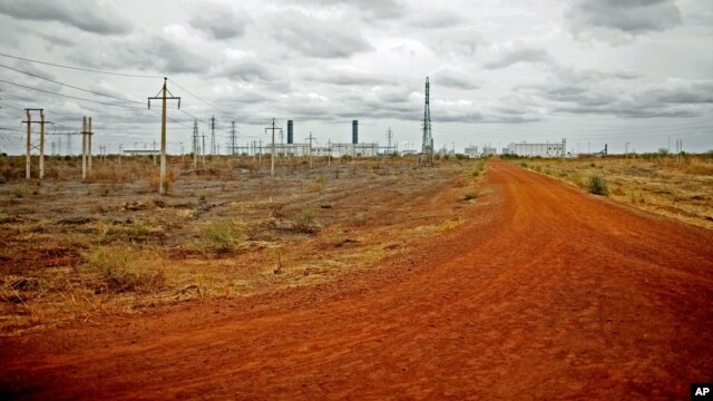 Inactive and abandoned oil installations are seen north of Bentiu, Unity State, South Sudan, May 11, 2012. 