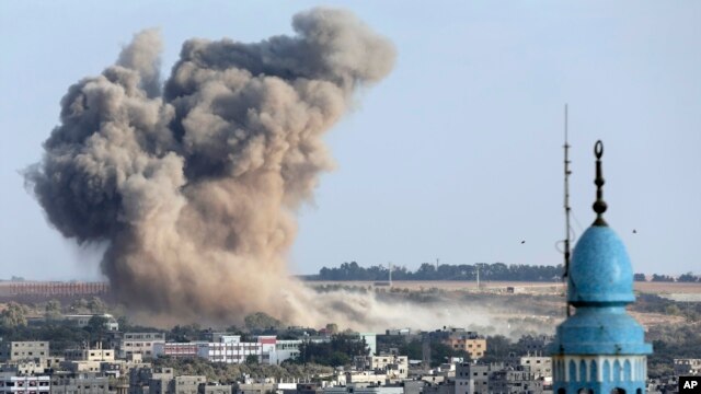 Khói bốc lên sau một vụ không kích của Israel vào thành phố Gaza, ngày 9/8/2014.