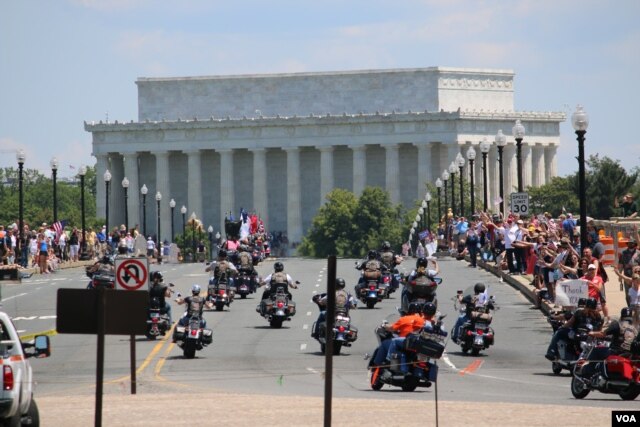 FILE - Participants drive toward the Lincoln Memorial during the Rolling Thunder 'Ride for Freedom' in Washington, May 25, 2014. (Brian Allen/VOA)