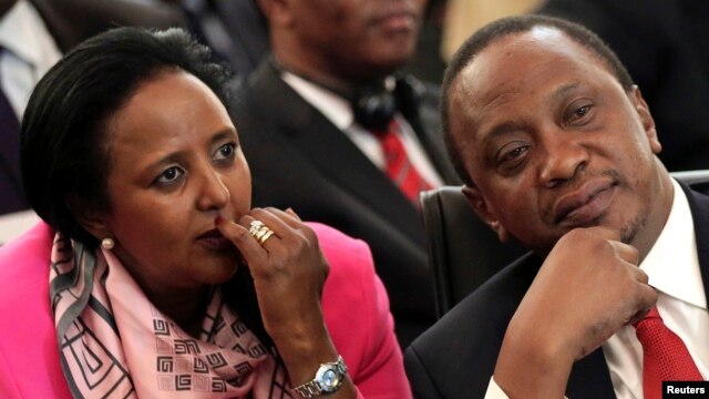 Tổng thống Kenya Uhuru Kenyatta (phải) ngồi với Bộ trưởng Ngoại giao Amina Mohamed trong một cuộc họp ở Pretoria, 4/11/2013