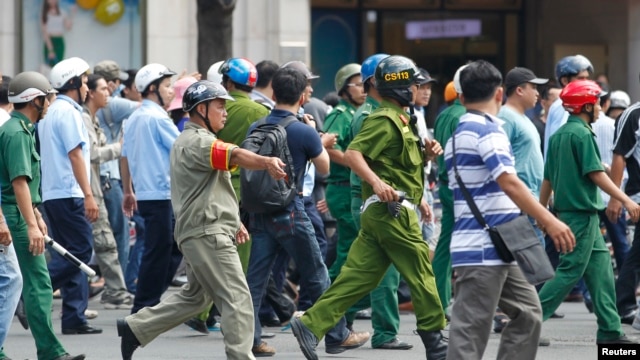 Công an và lực lượng dân phòng bao vây người biểu tình chống Trung Quốc tại TP HCM, ngày 18/5/2014. 