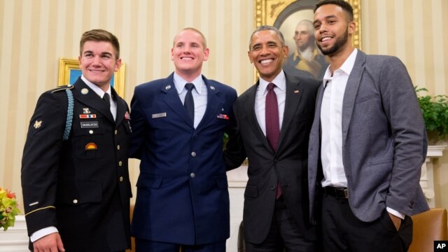 Tổng thống Mỹ Obama chụp ảnh cùng Alek Skarlotos, Spencer Stone và Anthony Sadler tại Phòng Bầu Dục của Nhà Trắng.