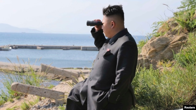 Lãnh tụ Kim Jong Un trong  thị sát tiền đồn quân sự trên đảo Ung ngoài khơi Bắc Triều Tiên. Ảnh do thông tấn xã KCNA đưa ra ngày 7/7/2014.