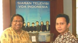 Lukman Solihin, pemenang kedua periode April 2012 dan Direktur VOA Jakarta Frans Demon.