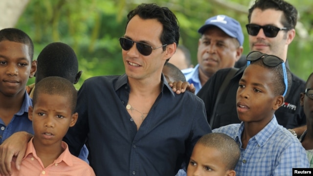 Marc Anthony con algunos de los niños beneficiados con su obra en República Dominicana.