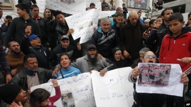 Street vendors demonstrate against the government, Tunis, March 13, 2013.